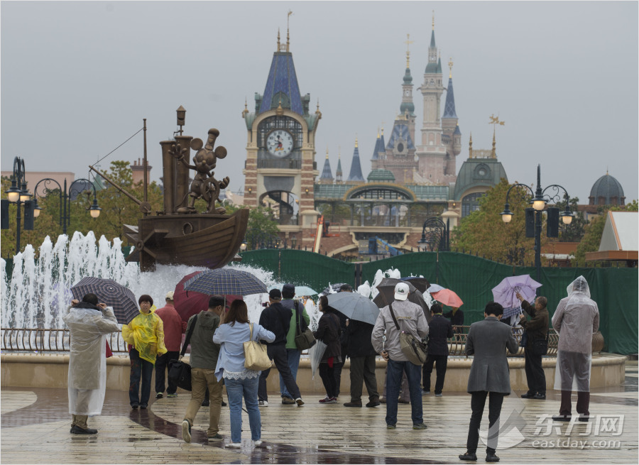 迪士尼小鎮開放　市民冒雨探營嘗鮮