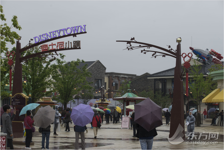 迪士尼小鎮開放　市民冒雨探營嘗鮮