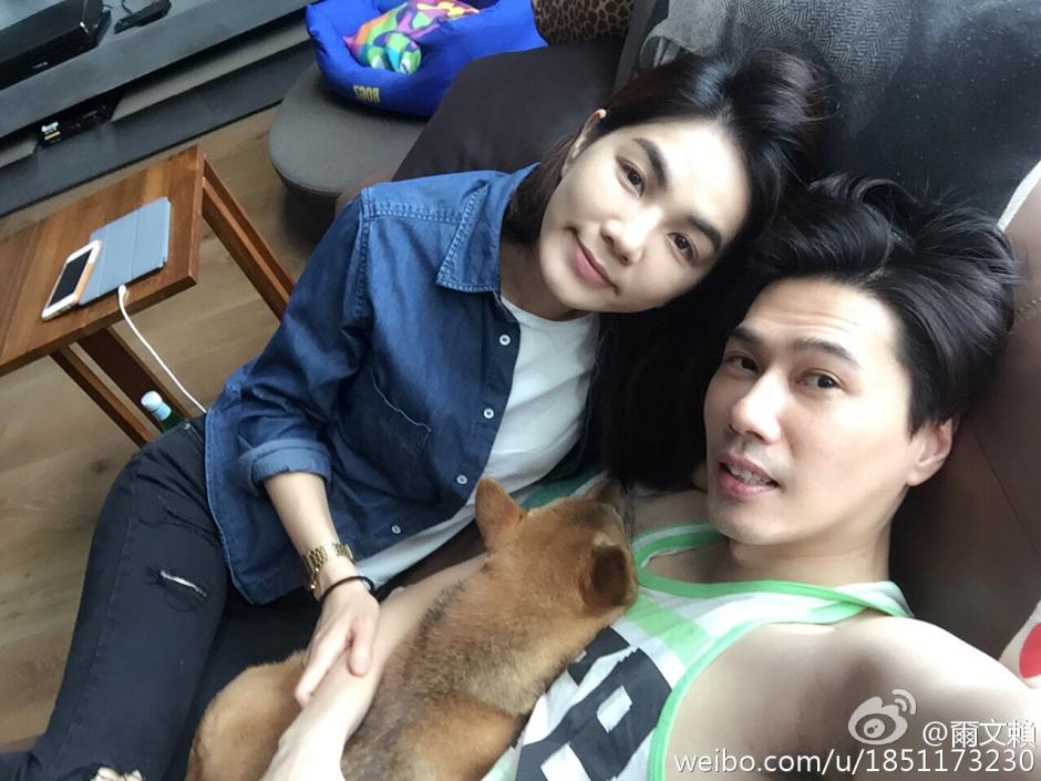 Ella與老公曬結婚四週年 二人合抱“單身狗”