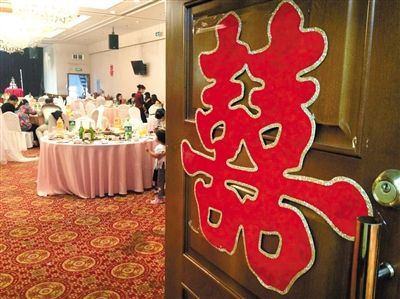 昨日中午,北京遼寧飯店正在舉行婚宴。國慶期間是舉辦婚禮的高峰期。