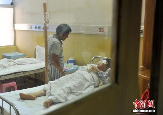 臺胞客車墜江傷員在福建省漳州市醫院接受治療