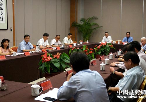 臺灣醫師公會參訪團與市臺聯領導和部門負責人在臺灣會館座談