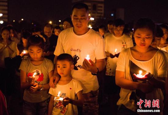 眾多昆山市民自發前往城市廣場，點亮蠟燭，為爆炸事件傷亡者祈福