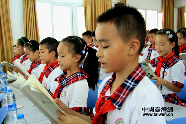 富林三小的學生們表演朗讀《弟子規》
