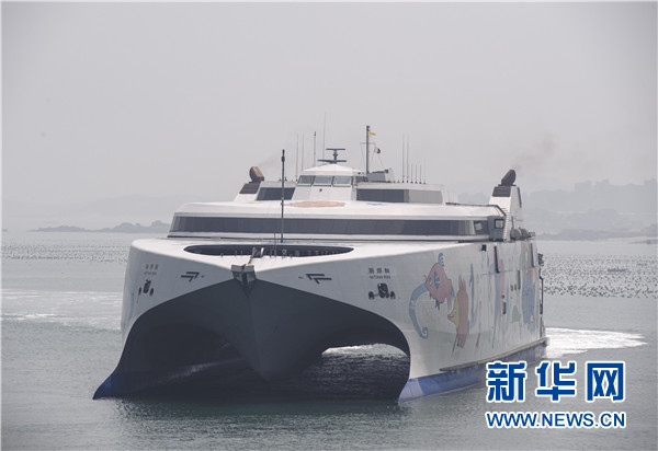  5月27日,搭載400多名遊客的“麗娜輪”高速客滾船緩緩駛向平潭澳前客滾碼頭