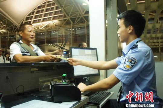 廣州白雲口岸迎臺胞免予簽注政策後首位臺灣旅客