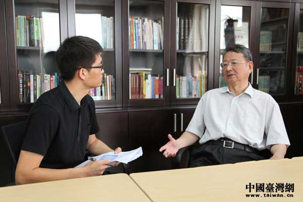 汪毅夫會長接受本刊記者專訪，談臺灣人的抗日史實。