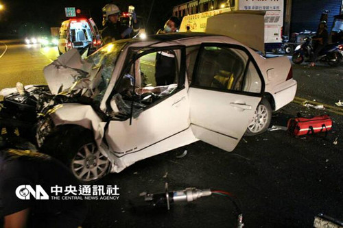 臺灣一陸客團遊覽車與小客車相撞3名陸客擦傷