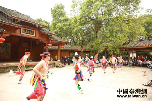 4月10日，臺灣花蓮縣少數民族代表團在劉三姐故鄉表演原住民舞蹈