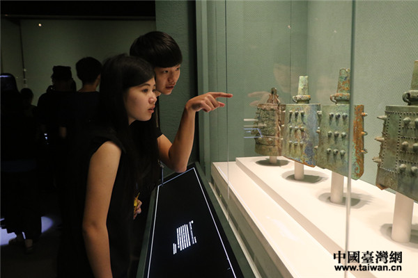 在《美�好�中華》成果展區，在首都博物館實習的臺灣中華科技大學大一學生劉立禾為小夥伴介紹展區文物。