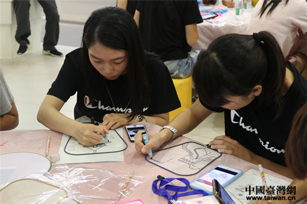 在首博的互動教室，兩岸青年正在體驗手繪扇面。