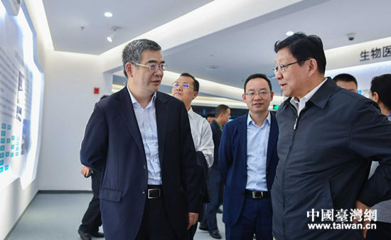 海協會會長陳德銘（左一）與四川省副省長朱鶴新（右一）在調研中交談