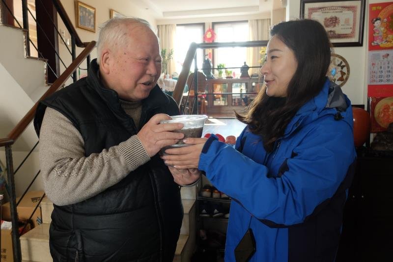 上海居民區為老臺胞老人送臘八粥