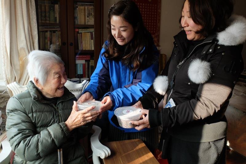 上海居民區為老臺胞老人送臘八粥