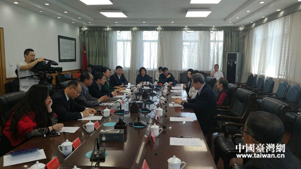 市委、縣委相關領導與梁氏家族一同座談