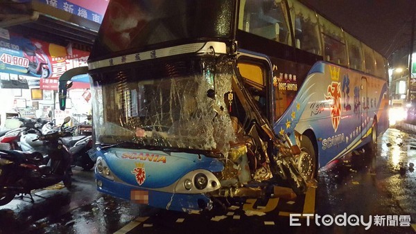 臺灣桃園一輛載37人遊覽車發生車禍 11人受傷送醫