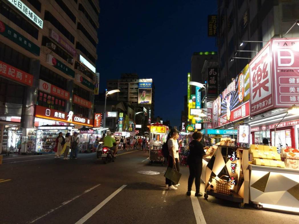 陸客近半年減6成以上，六合夜市生意慘澹。（圖片來源：臺灣《聯合報》）