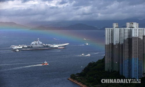 2017年7月7日上午，海軍遼寧艦航母編隊結束跨區機動訓練任務抵達香港，參加解放軍進駐香港20週年慶祝活動。（中國日報記者 鄧永安 攝）圖片來源：中國日報網
