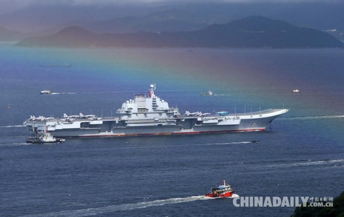 海軍遼寧艦航母編隊結束跨區機動訓練任務抵達香港。（中國日報記者 鄧永安 攝）圖片來源：中國日報網
