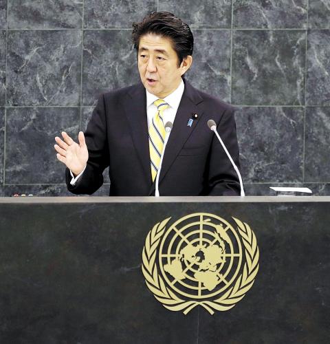 日本首相安倍晉三25日在紐約發表演講時稱，修改憲法解釋以解禁集體自衛權的目的是使日本變成“為世界和平與穩定更積極做出貢獻的國家”。圖為26日安倍在聯合國演講。