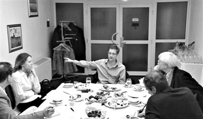 視頻截圖顯示，10月31日，德國議會議員、綠黨成員施特勒貝勒（右二）與在逃的美國中情局前僱員斯諾登（中）在俄羅斯會面並共進晚餐。