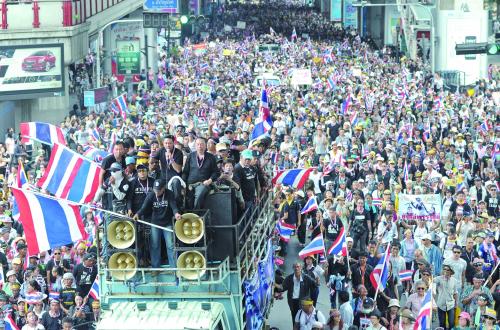 25日，泰國反對派支援者繼續在首都曼谷舉行集會遊行，導致政府部門附近交通癱瘓。