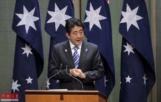 資料圖：7月8日，在澳大利亞首都堪培拉，到訪的日本首相安倍晉三在議會大廈發表演講。