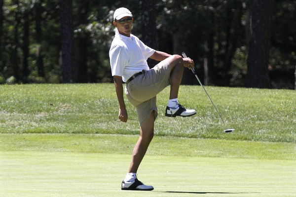 圖為奧巴馬于瑪莎葡萄園打高爾夫球。