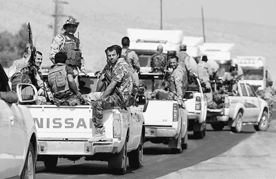 8月17日，伊拉克庫爾德武裝人員駕駛車輛向摩蘇爾大壩地區前進。新華社發