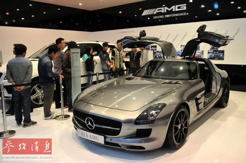 　　資料圖片：2014年4月10日，參觀者在車展上參觀賓士SLS AMG跑車。新華社記者李博攝
