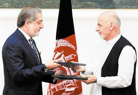 （資料圖：阿富汗總統候選人阿卜杜拉�阿卜杜拉（左）與阿什拉伕�加尼