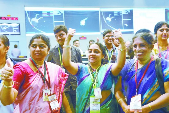 印度科研人員在空間研究組織指揮中心慶祝“曼加裏安”號探測器進入火星軌道。