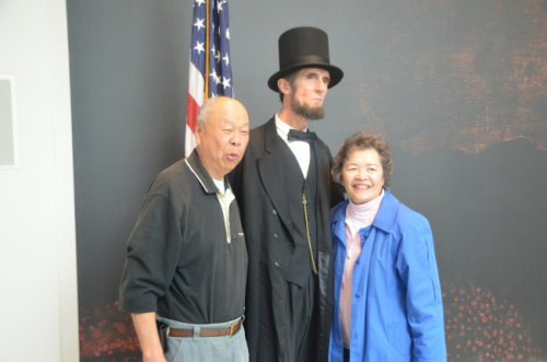 來自卡森市的第二代余姓華裔夫婦Bill & Margie Yee,在尼克松圖書館與“林肯總統”合照。(美國《世界日報》/王善言 攝)