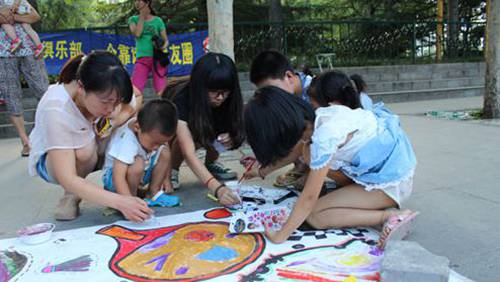 臺灣青年志願者與社區小朋友一起繪畫 臺灣青年志願者與社區小朋友一起繪畫