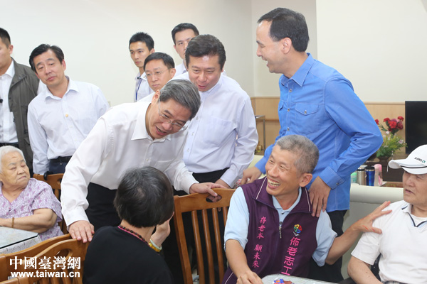 26日，國臺辦主任張志軍前往新北市土城頂埔公共托老中心參訪，圖為張志軍與老人閒話家常。