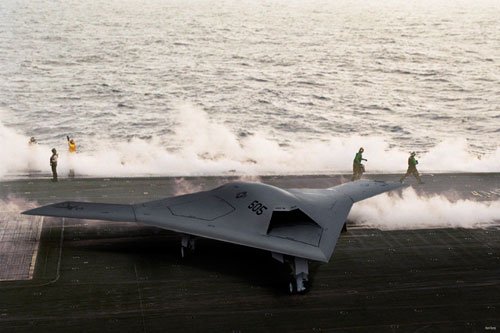 美海軍X-47B無人機完成新一輪自主空中加油測試