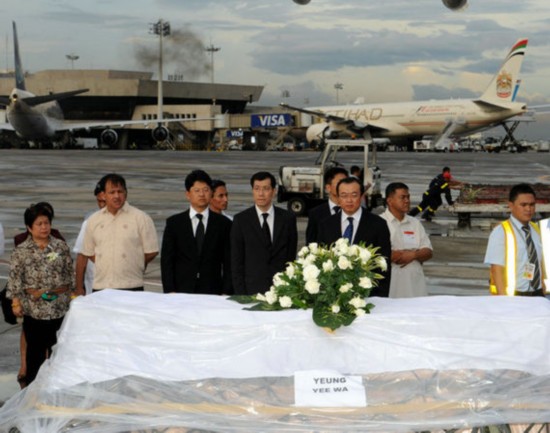 駐菲大使等在馬尼拉機場送別遇難者遺體 駐菲大使等在馬尼拉機場送別遇難者遺體