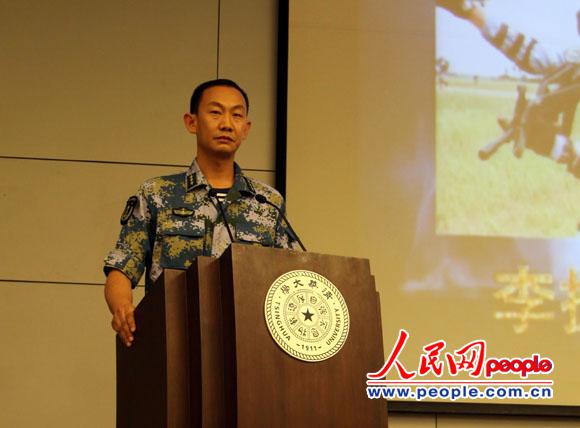 海軍陸戰隊某旅護航特戰隊副隊長李振華在清華大學演講（攝影：邱越）