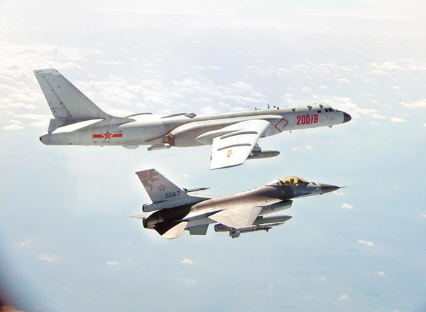 圖為此前解放軍戰機在臺灣空域附近巡航。(圖片取自臺媒).jpg