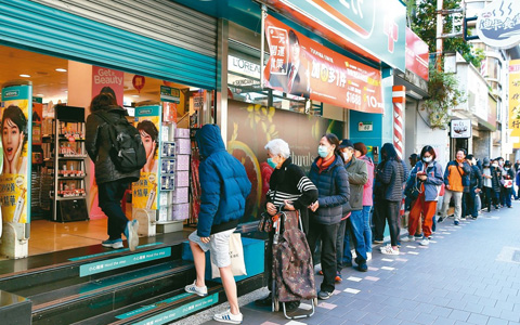 臺灣民眾排隊購買口罩（圖源：臺媒）fffff.jpg