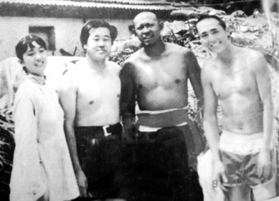 鞏俐、莫言、姜文、張藝謀(左起)合影。 鞏俐、莫言、姜文、張藝謀(左起)合影。