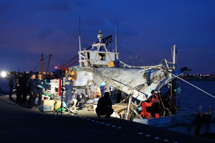 　　臺海軍“誤射”雄三導彈擊中一艘漁船，導致1死3傷悲劇。（
