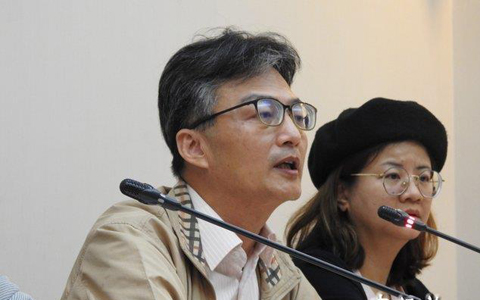 11111蘇偉碩與妻子王文心今天出席記者會。(中評社 雷明正攝).jpg