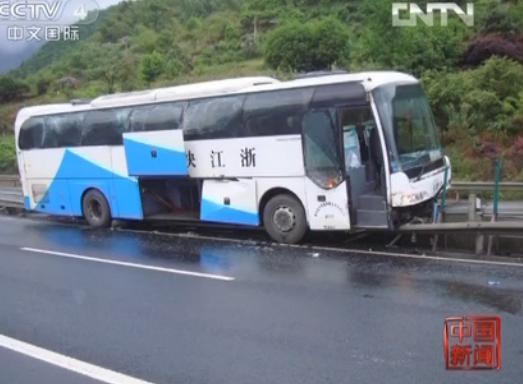 貨車違規變道 客車騎上隔離帶