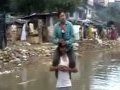 印度一記者騎在災民脖子報道新聞遭批