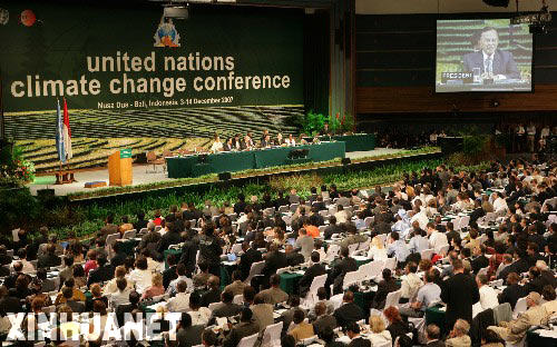 12月3日，2007年聯合國氣候變化大會在印度尼西亞巴厘島開幕。本次大會將於14日閉幕，其間將舉行《聯合國氣候變化框架公約》締約方第十三次會議和《京都議定書》締約方第三次會議等一系列關於全球氣候變化問題的會議。這些會議將著重討論《京都議定書》第一承諾期結束後如何應對氣候變化等問題。 新華社記者劉宇攝