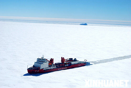 12月11日，“雪龍”號極地科學考察船在南極中山站附近破冰前進。 經過長達29天的航行，我國第24次南極科學考察隊乘坐“雪龍”號極地科學考察船，于當日順利到達南極中山站。 新華社記者張建松攝