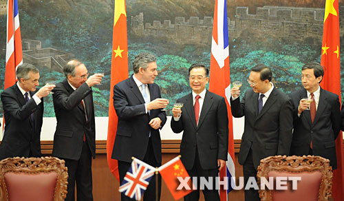 1月18日，國務院總理溫家寶和來訪的英國首相布朗在北京人民大會堂舉行會談後，共同出席《中英兩國政府關於氣候變化的聯合聲明》以及兩國教育、能源等領域8個合作文件簽字儀式。 新華社記者 李學仁 攝