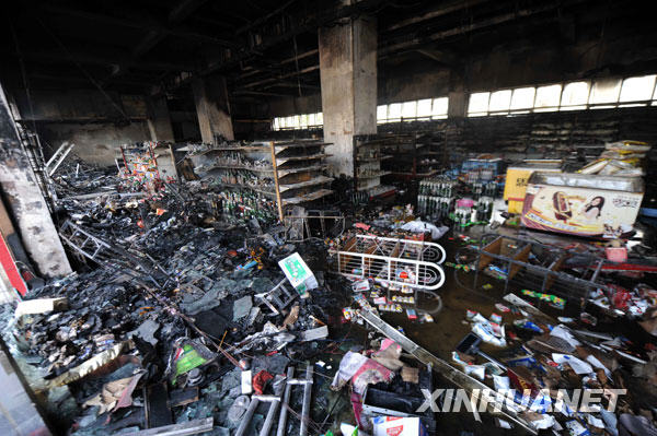 7月6日，烏魯木齊市一家被燒燬的超市一片狼藉。新華社記者 沙達提攝