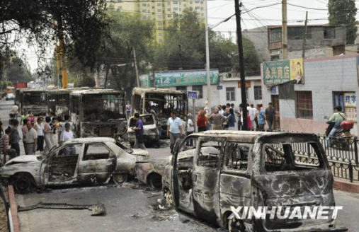 7月6日，烏魯木齊市北灣街上停放著多輛被燒燬汽車。